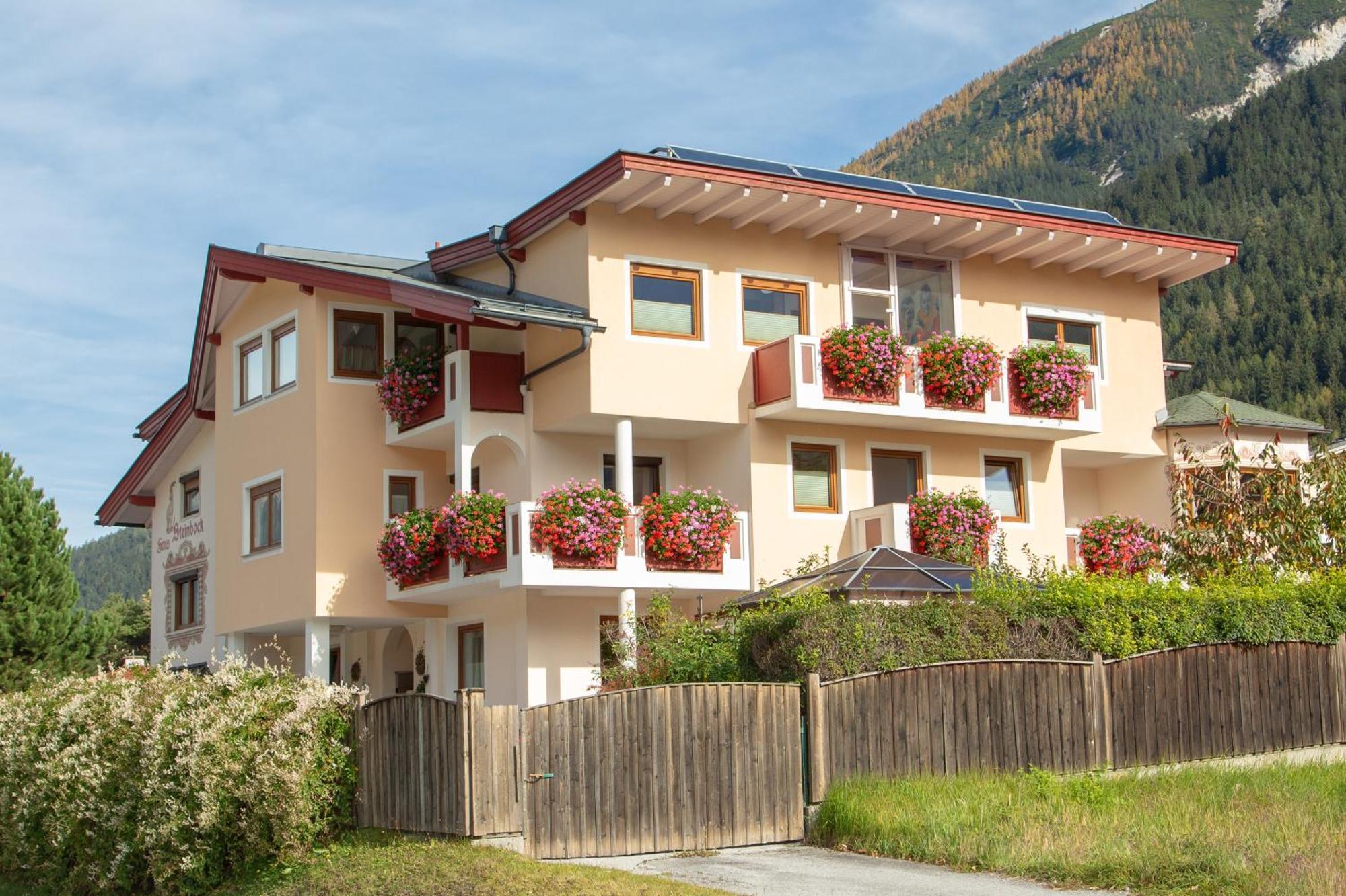 Haus Steinbock Bed & Breakfast Нойщифт им Щубайтал Екстериор снимка