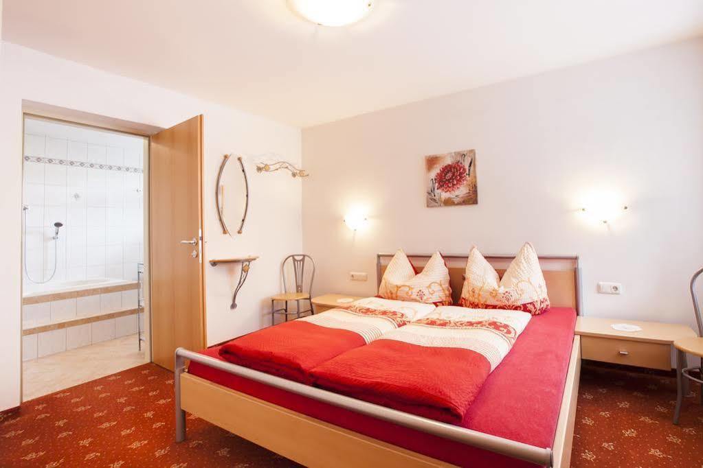 Haus Steinbock Bed & Breakfast Нойщифт им Щубайтал Екстериор снимка